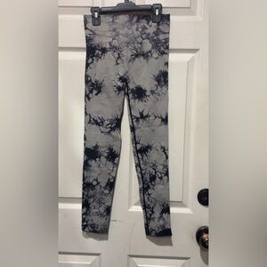 black + grey tie-dye leggings with scrunch back  #tie-dye #leggings #activewear
